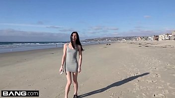 Молоденькая телка делает классный минет на пляже от первого лица